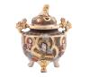<span class='ref_item'>146 -</span> <span class="object_title">TIBOR JAPONÉS EN PORCELANA SATSUMA</span>   <p><span class="technical_description">Tibor japonés realizado en porcelana Satsuma con decoración policromada y dorada. Presenta figuras masculinas en paneles y asas con forma de leones de Fo. Se sostiene sobre una base tripode. Incluye tapa calada con un remate en forma de león. Sello en la base. Presenta desgaste en algunas zonas doradas y pequeño desperfecto en una de las asas. Medidas: 22.5cm de altura incluida la tapa.</span><br></p>