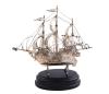 <span class='ref_item'>143 -</span> <span class="object_title">MAQUETA DE BARCO CARABELA EN METAL PLATEADO</span>   <p><span class="technique_material">Metal</span><br><span class="technical_description">Maqueta representando una carabela antigua de tres mástiles. Presenta las velas desplegadas y un casco finamente decorado. Descansa sobre una peana o base de color negro.<br/>Medidas: 32cm x 32cm x 13cm contando la base.</span><br></p>