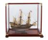 <span class='ref_item'>144 -</span> <span class="object_title">REPRODUCCIÓN DE MAQUETA DEL GALEÓN GOLDEN HIND</span>   <p><span class="technical_description">Reproducción de maqueta del famoso galeón inglés Golden Hind capitaneado por Sir Francis Drake. Se acompaña de una base de madera, una plaquita con el nombre del galeón y una urna de cristal principalmente para protegerla. Con algunos pequeños desperfectos.<br/>Medidas maqueta: 28.5 x 35 x 12.5cm<br/>Medidas de la urna: 43 x 37.5 x 21cm</span><br></p>