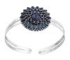 <span class='ref_item'>100 -</span> <span class="object_title">PULSERA  ABIERTA Y RÍGIDA EN PLATA DE LEY 925 CON ADORNO DE PIEDRAS AZULES</span>  <p><span class="technical_description">Pulsera abierta y rígida realizada en plata de ley 925, con adorno en la parte superior de gran roseta formada por piedras azules en bonita composición de tallas marquises y redondas.<br/>Medida diametral: 6,5 cm</span><br>Peso: <span class="PESO_HCES1">24,20</span> <span class="PESOUMED_HCES1">gr.</span><br></p>