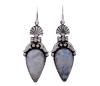 <span class='ref_item'>177 -</span> <span class="object_title">PENDIENTES LARGOS EN PLATA DE LEY 800 Y LABRADORITAS</span>  <p><span class="technical_description">Pareja de pendientes largos realizados en plata de ley 800, con diseño étnico adornados por grandes tallas cabujón en forma de gota de labradoritas blancas con adularescencia de reflejos azules. Cierre de gancho. Longitud: 7 cm</span><br>Peso: <span class="PESO_HCES1">22,6</span> <span class="PESOUMED_HCES1">gr.</span><br></p>