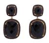 <span class='ref_item'>131 -</span> <span class="object_title">PENDIENTES EN PLATA DE LEY 925 CHAPADA EN ORO CON ONIX Y CIRCONITAS NEGRAS</span>  <p><span class="technical_description">Pareja de pendientes realizados en plata de ley 925 chapada en oro. Formados por dos cuerpos compuestos por tallas facetadas de onix rodeadas por orlas de circonitas negras Cierre: Presión. Longitud: 4,8 cm<br/> </span><br>Peso: <span class="PESO_HCES1">19,8</span> <span class="PESOUMED_HCES1">gr.</span><br></p>