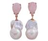 <span class='ref_item'>228 -</span> <span class="object_title">PENDIENTES EN PLATA DE LEY 925 CHAPADA EN ORO ROSADO, CON PERLAS CULTIVADAS BARROCAS Y CUARZO ROSA</span>  <p><span class="technical_description">Pareja de pendientes largos realizados en plata de ley 925 chapada en oro rosado. Formados por dos cuerpos, en la parte superior cabujones en forma de perilla de cuarzos rosa y colgantes grandes perlas cultivadas de formas barrocas y color blanco. Cierre: Omega. Longitud: 4,3 cm</span><br>Peso: <span class="PESO_HCES1">15,30</span> <span class="PESOUMED_HCES1">gr.</span><br></p>