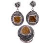 <span class='ref_item'>232 -</span> <span class="object_title">CONJUNTO DE SORTIJA Y PENDIENTES EN PLATA DE LEY 925, DRUSA DE CUARZO DORADO Y CIRCONITAS BLANCAS Y NEGRAS</span>  <p><span class="technical_description">Lote formado por sortija y pareja de pendientes realizados en plata de ley 925. Llevan drusas de cuarzo dorado en el centro y orlas con circonitas blancas y cuajado de circonitas negras. Medida sortija: 15. Pendientes colgante de dos cuerpos con cierre de presión. Longitud: 4 cm</span><br>Peso: <span class="PESO_HCES1">22</span> <span class="PESOUMED_HCES1">gr.</span><br></p>