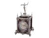 <span class='ref_item'>211 -</span> <span class="object_title">RELOJ DE SOBREMESA ESTILO VINTAGE CON MOTIVO SUPERIOR DE DON QUIJOTE DE LA MANCHA Y ADORNOS REPUJADOS EN PLATA DE LEY 925. SISTEMA DE PILA </span>  <p><span class="technical_description">Reloj de sobremesa estilo vintage, con detalle superior representando a Don Quijote de la Mancha, y toda la decoración repujada incluida esfera realizados en plata de ley 925. caja de madera laminada con puerta posterior con cierre de pasador. Mecanismo de pila, en estado de marcha. Medidas: 29 cm de alto x 14,5 cm de ancho x 14,5 cm de fondo</span><br>Peso: <span class="PESO_HCES1">992</span> <span class="PESOUMED_HCES1">gr.</span><br></p>