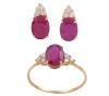 <span class='ref_item'>228 -</span> <span class="object_title">CONJUNTO DE SORTIJA Y PENDIENTES EN ORO DE 18KT, RUBÍES Y DIAMANTES</span>  <p><span class="technical_description">Conjunto de sortija y pendientes realizados en oro de 18kt. Con rubíes centrales en talla oval engastados en garras con peso total aprox (4,35ct). Detalle de diamantes en talla brillante, engastados en garras, con peso total aprox (0,38ct).<br/>Medida Sortija: 15<br/>Cierre Pendientes: Presión</span><br>Peso: <span class="PESO_HCES1">3,80</span> <span class="PESOUMED_HCES1">gr.</span><br></p>