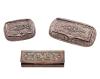 <span class='ref_item'>258 -</span> <span class="object_title">LOTE DE TRES PASTILLEROS EN PLATA DE LEY 925MM</span>  <p><span class="technical_description">Lote formado por tres pastilleros realizados en plata de ley 925mm con decoración de roleos y flores. Dos de ellos en forma oval y el otro en forma rectangular.</span><br>Peso: <span class="PESO_HCES1">87,10</span> <span class="PESOUMED_HCES1">gr.</span><br></p>