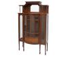 <span class='ref_item'>205 -</span> <span class="object_title">VITRINA EN CAOBA ESTILO EDUARDIANO</span>   <p><span class="technical_description">Vitrina de estilo eduardiano en caoba con marquetería y frente curvo. Cuenta con puerta curva de cristal con rejilla de madera, laterales acristalados y estantes internos de cristal para exhibición. Incluye un frontón superior con un espejo central y detalles en bronce en los soportes superiores. Se acompaña de llave. Medidas: 181.5cm x 104cm x 42cm</span><br></p>