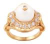 <span class='ref_item'>107 -</span> <span class="object_title">SORTIJA EN ORO DE 18 KT, PERLA CULTIVADA  AUSTRALIANA Y DIAMANTES</span>  <p><span class="technical_description">Sortija realizada en oro de 18 kt, con perla central Australiana cultivada calibrada aprox: 10,10 mm, adornada con diamantes, en talla brillante, en su centro y en orla con peso total aprox: 0.65 ct<br/>Medida sortija: 12<br/>Ref Antigua: 2.76.5797<br/> </span><br>Peso: <span class="PESO_HCES1">9,70</span> <span class="PESOUMED_HCES1">gr.</span><br></p>