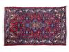 <span class='ref_item'>203 -</span> <span class="object_title">ALFOMBRA PERSA EN LANA ANUDADA A MANO</span>   <p><span class="technical_description">Alfombra persa realizada en lana y anudada a mano. Con diseños geométricos únicos y colores vibrantes sobre fondo rojo. Con flecos en uno de los lados cortos. Medidas con flecos: 124cm x 79cm</span><br></p>