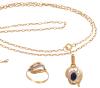<span class='ref_item'>41 -</span> <span class="object_title">LOTE DE TRES PIEZAS EN ORO DE 18KT.  CADENA, COLGANTE Y SORTIJA</span>  <p><span class="technical_description">Tres piezas realizadas en oro de 18 kt. La cadena barbada con cierre de reasa y longitud de 60 cm, está rota. El colgante adornado por piedra azul central y orla de incoloras mide 2,2 cm. Y la sortija lleva pequeña banda central con piedras incoloras( falta una de ellas). Medida sortija: 10</span><br>Peso: <span class="PESO_HCES1">7</span> <span class="PESOUMED_HCES1">gr.</span><br></p>