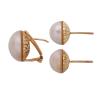 <span class='ref_item'>15 -</span> <span class="object_title">TRES PENDIENTES EN ORO DE 18 KT Y PERLAS MABE, PAREJA Y UNO SOLO</span>  <p><span class="technical_description">Lote compuesto por tres pendientes, dos de ellos pareja, están realizados en oro de 18 kt y adornados por perlas Mabe. Calibre aprox de las perlas Mabe en la pareja: 12 mm su sistema de cierre es de presión , pero no llevan presiones.<br/>Calibre aprox en el pendiente solo: 14 mm. Cierre ; Omega</span><br>Peso: <span class="PESO_HCES1">7,7</span> <span class="PESOUMED_HCES1">gr.</span><br></p>