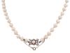 <span class='ref_item'>30 -</span> <span class="object_title">COLLAR DE PERLAS CULTIVADAS CON BROCHE EN ORO DE 18 KT</span>  <p><span class="technical_description">Collar de un hilo de perlas cultivadas de color blanco calibradas aprox. entre 7,5 mm - 8 mm. algunas perlas presentan deterioros propios del uso<br/>Broche rectangular realizado en oro de 18 kt, adornado por perla central y cuatro piedras blancas<br/>Cierre de anzuelo con cadena de seguridad<br/>Longitud:  70 cm</span><br>Peso: <span class="PESO_HCES1">50,20</span> <span class="PESOUMED_HCES1">gr.</span><br></p>