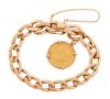 <span class='ref_item'>69 -</span> <span class="object_title">PULSERA DE CADENA GRUESA ESTILO CUBANO EN ORO DE 18 KT.CON MONEDA  EN COLGANTE </span>  <p><span class="technical_description">Pulsera de cadena gruesa estilo cubana con colgante de moneda, realizada en oro de 18 kt.<br/>Cierre de caja con lengüeta con ocho y cadena de seguridad. Medida: 18 cm <br/> </span><br>Peso: <span class="PESO_HCES1">43</span> <span class="PESOUMED_HCES1">gr.</span><br></p>