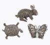 <span class='ref_item'>85 -</span> <span class="object_title">TRES BROCHES CON MOTIVO DE TORTUGA, MARIPOSA Y CONEJO EN PLATA DE LEY 925, MARCASITAS, NACAR Y PIEDRA ROJA</span>  <p><span class="technical_description">Lote compuesto por tres broches con motivo de tres animales, realizados en plata de ley 925 y marcasitas. Uno con forma de tortuga , otro con forma de mariposa que va adornado en su centro por placas de nacar, y el tercero con forma de conejo y detalle de piedra roja como ojo<br/>Cierres: En los tres aguja con mecanismo de seguridad<br/>Medidas aproximadas de los tres entre 3 cm y 4 cm</span><br>Peso: <span class="PESO_HCES1">21,9</span> <span class="PESOUMED_HCES1">gr.</span><br></p>