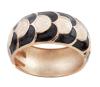 <span class='ref_item'>70 -</span> <span class="object_title">BRAZALETE EN METAL DORADO DE  DECORACIÓN ONDULADA CON ESMALTES  DORADOS, BLANCOS NACARADOS Y NEGROS</span>  <p><span class="technical_description">Brazalete realizado en metal dorado con motivos ondulados decorados por esmaltes dorados, blancos nacarados y negros , en original composición<br/>Bisagra y cierre con presión. Medidas: 3 cm ancho.  Ovalo interior: 6 cm</span><br>Peso: <span class="PESO_HCES1">69</span> <span class="PESOUMED_HCES1">gr.</span><br></p>