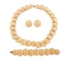<span class='ref_item'>36 -</span> <span class="object_title">CONJUNTO DE GARGANTILLA, PULSERA Y PENDIENTES EN METAL DORADO CON ESLABONES CIRCULARES</span>  <p><span class="technical_description">Lote compuesto por gargantilla, pulsera y pareja de pendientes realizados en metal dorado compuestos por eslabones articulados con forma circular con un diseño de textura en relieve como formando un espiral <br/>Cierre: De pestaña exterior en la gargantilla y la pulsera. En los pendientes de Clip. Longitud: Gargantilla: 55 cm. Pulsera: 19 cm. Pendientes: 3 cm de diámetro<br/> </span><br>Peso: <span class="PESO_HCES1">259,60</span> <span class="PESOUMED_HCES1">gr.</span><br></p>