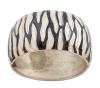<span class='ref_item'>61 -</span> <span class="object_title">BRAZALETE EN METAL DORADO CON DECORACION DE ESMALTES BLACOS , NEGROS Y DORADOS</span>  <p><span class="technical_description">Brazalete realizado en metal dorado con diseño en estampado de cebra decorado con esmaltes en dorado, blanco nacarado y negro.<br/>Bisagra y cierre en presión. Medidas: Ancho: 4 cm. Ovalo interior: 6,4 cm</span><br>Peso: <span class="PESO_HCES1">66,5</span> <span class="PESOUMED_HCES1">gr.</span><br></p>