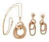 <span class='ref_item'>19 -</span> <span class="object_title">CONJUNTO DE COLGANTE CON CADENA Y PENDIENTES CHAPADOS EN ORO CON ADORNO DE PIEDRAS BLANCAS</span>  <p><span class="technical_description">Lote formado por conjunto de colgante con cadena y pareja de pendientes realizados en metal chapado en oro. Presentan diseño de aros entrelazados con una textura de puntos y en su parte superior van adornados por pequeñas piedras blancas. El colgante: medidas 7 cm x 3,5 xm . La cadena lleva eslabón rizado y cierre mosquetón, longitud 44 cm. Pareja de pendientes: cierre Omega, longitud 6,5 cm</span><br>Peso: <span class="PESO_HCES1">28,6</span> <span class="PESOUMED_HCES1">gr.</span><br></p>