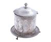 <span class='ref_item'>255 -</span> <span class="object_title">GALLETERO "W.WHITELEY" APROX. FINALES SIGLO XIX EN METAL PLATEADO, PÁTINA ANTIGUA.</span>  <p><span class="technical_description">Galletero realizado en metal plateado, en su base presenta la grabación: "W.WHITELEY" WESTBORUNE GROVE BAYSWATER 4758, aprox. finales del siglo XIX. Pieza clásica en las mesas británicas. De cuerpo cilíndrico con tapa, está adornado por intricados grabados ornamentales sobre una base de plato calada y apoyada en patas con pequeña bola y garras. Pátina oscurecida por antigüedad. Medidas: 20 cm de alto x 8 cm de diámetro de la base.</span><br>Peso: <span class="PESO_HCES1">866</span> <span class="PESOUMED_HCES1">gr.</span><br></p>