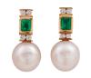 <span class='ref_item'>101 -</span> <span class="object_title">PENDIENTES EN ORO DE 18 KT. CON PERLAS AUSTRALIANAS CULTIVADAS, ESMERALDAS Y DIAMANTES</span>  <p><span class="technical_description">Pareja de pendientes realizados en oro de 18 kt. compuestos por perlas Australianas cultivadas calibradas aprox. en 12 mm , en su parte superior esmeraldas en su talla cuadrada con peso total aprox. 0.80 ct y adorno de diamantes en talla brillante con peso total aprox. 0.10 ct. Cierre :Presión. Longitud: 2,5 cm <br/> </span><br>Peso: <span class="PESO_HCES1">11,40</span> <span class="PESOUMED_HCES1">gr.</span><br></p>