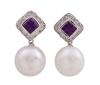 <span class='ref_item'>133 -</span> <span class="object_title">PENDIENTES DESMONTABLES EN ORO DE 18 KT. PERLAS , DIAMANTES Y AMATISTAS</span>  <p><span class="technical_description">Pareja de pendientes realizados en oro de 18 kt. Con parte superior dispuesta en forma de rombo adornada en su parte central por amatistas en tallas cuadradas dentro de bisel y orla de diamantes en talla brillante con peso total aprox. 0.45 ct. La parte colgante con perlas cultivadas de color blanco , ligeramente aplanadas calibradas aprox.13,5 mm. Son desmontables se pueden utilizar con la perla o solo con su parte superior. Cierre: Presión<br/>Ref. 1838</span><br>Peso: <span class="PESO_HCES1">12,20</span> <span class="PESOUMED_HCES1">gr.</span><br></p>