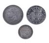 <span class='ref_item'>256 -</span> <span class="object_title">LOTE DE TRES MONEDAS DE PLATA DE CURSO LEGAL DE SU ÉPOCA , PESO TOTAL: 18 GR</span>  <p><span class="technical_description">Lote compuesto por tres monedas en plata de curso legal de su época y desgastes normales por el paso del tiempo<br/>1. Moneda de dos reales en plata del rey Fernando  V I I . Ensayador  GJ. Madrid 1820<br/>Diámetro: 20 mm Peso:  5,7 gr<br/>2. Moneda de 100 Réis de plata del rey Pedro V de Portugal. Lisboa. 1861. Diámetro: 20mm<br/>Peso: 2,5 gr<br/>3. Moneda de dos pesetas de plata del rey Alfonso X I I I de España . Ensayador MS. M. Madrid. 1882. Diámetro: 27 mm. Peso: 9,8gr<br/>Peso total: 18 gr<br/> </span><br></p>