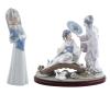 <span class='ref_item'>114 -</span> <span class="object_title">LOTE DE DOS FIGURAS EN PORCELANA. UNA DE ELLAS DE LLADRÓ</span>   <p><span class="technique_material">Porcelana</span><br><span class="technical_description">- Figura de porcelana LLADRÓ titulada "primavera en japón" representando a dos geishas en un puente. Con el sello de Lladró en la base. La figura va sobre una base de madera con terminación textil.<br/>La figura principal se acompaña de otras dos figuras: un cisne y una sombrilla que se pueden mover. Medidas: 32.5 x 36 x 15cm.<br/>- Figura vintage de porcelana representando a una niña con camisón blanco abrazando tiernamente a un bebé envuelto en una manta azul. Medidas: 32 x 10 x 9cm.</span><br></p>