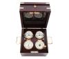 <span class='ref_item'>127 -</span> <span class="object_title">ESTACIÓN METEOROLÓGICA DE LA MARCA ESPAÑOLA AUTONAUTIC</span>   <p><span class="technical_description">Incluye dos relojes (uno marcado como 'local' y otro como 'greenwich'), un barómetro y un termómetro. Los instrumentos están diseñados con un estilo náutico clásico. Tienen esferas blancas y biseles dorados. Van montados en una caja de madera con detalles en latón pulido dorado y cristal. La caja tiene dos asas metálicas doradas y una cerradura. La cerradura sin llave. En funcionamiento. Medidas: 18 x 21 x 19.5cm</span><br></p>