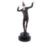 <span class='ref_item'>119 -</span> <span class="object_title">ESCULTURA DE ARLEQUÍN EN BRONCE Y MARFILINA SIGUIENDO MODELOS DE CHIPARUS.</span>   <p><span class="technical_description">Escultura de estilo Art Decó realizada en bronce y marfilina sobre una base de mármol negro veteado representando un pierrot o arlequín. Siguiendo modelos del famoso escultor Demetre Chiparus. Medidas: 32cm altura y 10cm diámetro de la base. Peso: 2113.2gr</span><br></p>