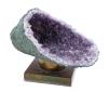 <span class='ref_item'>261 -</span> <span class="object_title">GEODA DE CUARZO AMATISTA NATURAL</span>  <p><span class="technical_description">Geoda abierta de amatista natural , formación geológica compuesta por cristales en bruto de cuarzo amatista de color púrpura. La cavidad interna presenta los cristales característicos en la formación del cuarzo. En la zona exterior se distingue la corteza externa que suele estar compuesta por capas de calcedonia, jaspe y parte de roca volcánica<br/>Base o pedestal de metal para exponerla<br/>Medidas: Longitud con base o pedestal 12 cm . Ancho, profundidad de la Geoda 33 cm<br/>Peso total: 3.900 gr<br/> </span><br></p>