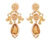 <span class='ref_item'>116 -</span> <span class="object_title">PENDIENTES ANTIGUOS, ESTILO ISABELINO  SIGLO XIX, EN ORO DE 14 KT. Y CITRINOS</span>  <p><span class="technical_description">Pareja de pendientes antiguos, estilo Isabelino siglo XIX, realizados en oro de 14 kt. Largos, de varios cuerpos, el oro presenta volutas y hojas cincelas enmarcando citrinos facetados en tallas oval y perilla .Cierre: Ballestilla que abrocha por parte delantera. Longitud: 8 cm<br/> </span><br>Peso: <span class="PESO_HCES1">14,9</span> <span class="PESOUMED_HCES1">gr.</span><br></p>