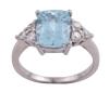 <span class='ref_item'>127 -</span> <span class="description">SORTIJA EN ORO DE 14 KT. CON AGUAMARINA Y DIAMANTES</span>  <p><span class="description">Sortija realizada en oro de 14 kt. con aguamarina central en talla fantasía rectangular facetada, engastada en garras con peso aprox. 3 ct y a los lados diamantes en talla brillante con peso total aprox. de 0.30 ct<br>Medida sortija: 13<br>Peso: 4,30 gr.</span></p>