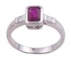 <span class='ref_item'>226 -</span> <span class="object_title">SORTIJA EN ORO DE 18 KT. CON RUBI Y DIAMANTES</span>  <p><span class="technical_description">Sortija realizada en oro de 18 kt. con rubí central en talla esmeralda rectangular engastado en bisel con peso aprox. de 0.75 ct , adornado a los lados por diamantes en talla princesa con peso total aprox. de 0.24 ct<br/>Medida sortija: 12</span><br>Peso: <span class="PESO_HCES1">5</span> <span class="PESOUMED_HCES1">gr.</span><br></p>