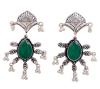 <span class='ref_item'>187 -</span> <span class="object_title">PENDIENTES EN PLATA DE LEY 925 CON CALCEDONIA VERDE</span>  <p><span class="technical_description">Pareja de pendientes de diseño étnico, realizados en plata de ley 925. Largos y colgantes, con adorno central de calcedonia verde con forma de gota facetada engastadas en bisel<br/>Cierre: Presiones<br/>Medidas:  6 cm de longitud x 4 cm en su parte más ancha</span><br>Peso: <span class="PESO_HCES1">21,7</span> <span class="PESOUMED_HCES1">gr.</span><br></p>