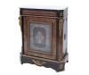 <span class='ref_item'>129 -</span> <span class="object_title">ENTREDÓS DE ESTILO NAPOLEÓN III CON MARQUETERÍA TIPO BOULLE</span>   <p><span class="technical_description">El cuerpo principal está lacado en color negro profundo, sirviendo de base para un intrincado trabajo decorativo de marquetería e incrustaciones en tonos rojos y dorados. El mueble cuenta con una sola puerta central. El panel central de la puerta está compuesto por un vidrio esmerilado en el que destaca un grabado ornamental en forma de florón clásico en el centro. La puerta central también cuenta con cerradura y llave. Dentro tiene dos baldas de madera. En los laterales superiores se aprecian aplicaciones de bronce dorado con figuras que parecen rostros esculpidos o cariátides. La base también cuenta con apliques en bronce dorado decorativos.<br/>La cubierta superior presenta una placa de mármol blanco ligeramente veteado, con bordes biselados. Presenta pequeños desperfectos. Justo debajo del mármol hay un cajón frontal que replica la marquetería fina en tonos rojos y dorados del resto del mueble con un pequeño ojo de cerradura en el centro. Cerradura sin llave y sin funcionar. El mueble presenta desperfectos en la madera por el paso del tiempo y el uso normal del mismo. Medidas: 106 x 83.5 x 41 cm</span><br></p>