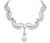 <span class='ref_item'>11 -</span> <span class="object_title">GARGANTILLA ESTILO ART NOUVEAU EN PLATINO CON IMPORTANTE PERLA AUSTRALIANA  EN FORMA DE GOTA Y DIAMANTES</span>  <p><span class="technical_description">Importante gargantilla estilo Art Nouveau realizada en platino compuesta por motivos sinuosos calados y cuajados por diamantes en talla brillante con peso total aprox. 10.70 ct. hilera central de diamantes en talla baguette con peso total aprox. 0.60 ct. Peso total aprox. de todos lo diamantes: 11.30 ct. En el centro importante perla Australiana de gran tamaño y perfección con intenso oriente en color blanco.<br/>Cierre: Caja con lengüeta. Longitud: 45 cm</span><br>Peso: <span class="PESO_HCES1">110,10</span> <span class="PESOUMED_HCES1">gr.</span><br></p>
