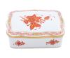 <span class='ref_item'>117 -</span> <span class="object_title">CAJA JOYERO EN PORCELANA DE HEREND, PINTADA A MANO.</span>   <p><span class="technical_description">Caja joyero realizada en porcelana de Herend, fabricada en Hungría. Pintada a mano. Con sello de fabricación en la base. El sello indica el periodo de fabricación que en este caso fué enero del 94. Presenta un motivo decorativo 'chinese bouquet' en el que destaca un fondo blanco, un ramo floral en color anaranjado y bordes decorados con detalles dorados.<br/>Medidas: 5 x 14 x 10cm</span><br></p>
