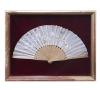 <span class='ref_item'>19 -</span> <span class="object_title">ABANICO DE FF S.XIX.</span>   <p><span class="technical_description">Este abanico antiguo presenta un delicado diseño floral bordado a mano sobre tul que forma el país y varillas de madera tallada. Presenta desgaste y deterioros en el país. Enmarcado en una abaniquera de madera en tono dorado, interior de terciopelo rojo y cristal. Con ligeras perdidas en la pintura. Medidas abaniquera: 40 x 47.5cm.</span><br></p>