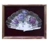 <span class='ref_item'>53 -</span> <span class="object_title">ABANICO DE FF S.XIX.</span>   <p><span class="technical_description">Este abanico presenta un intrincado diseño floral en tonos violetas y morados con detalles dorados pintado a mano sobre un fondo claro en el país hecho en tul. También tiene lentejuelas. El varillaje es de marfil. Presenta pequeños deterioros en el país. Enmarcado en una abaniquera de madera en tono dorado, interior de terciopelo rojo y cristal. Con ligeras faltas. Medidas abaniquera: 40 x 47.5cm.</span><br></p>