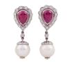 <span class='ref_item'>85 -</span> <span class="object_title">PENDIENTES EN ORO DE 18 KT. CON RUBIES, DIAMANTES Y PERLAS AUSTRALIANAS</span>  <p><span class="technical_description">Pareja de pendientes realizados en oro de 18kt, largos con movimiento. En la parte superior rubíes en talla cabujón con forma de perilla y peso total aprox 3.25ct. En pendentif perlas Australianas cultivadas de color blanco, calibradas aprox. en 10,5mm. En la orla, en el centro y adornando la perla en su la parte inferior, diamantes en talla brillante con peso total aprox 0.60ct.<br/>Cierre: Omega<br/>Longitud: 3,5cm</span><br>Peso: <span class="PESO_HCES1">15</span> <span class="PESOUMED_HCES1">gr.</span><br></p>