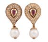 <span class='ref_item'>29 -</span> <span class="object_title">PENDIENTES EN ORO DE 18 KT. CON RUBÍES, DIAMANTES Y PERLAS AUSTRALIANAS</span>  <p><span class="technical_description">Pareja de pendientes realizados en oro de 18 kt. Largos con movimiento y diseño de gota, adornados en el centro por rubíes en talla perilla engastados en bisel con peso total aprox. 0.40 ct. Colgando perlas Australianas cultivadas de color blanco, calibradas aprox. 10,5 mm. En orla ancha cuajado de diamantes en talla brillante y también adorno de diamante en talla brillante en la parte inferior de la perla, peso total de todos los diamantes aprox. 1.50 ct.<br/>Cierre: Omega. Longitud: 4 cm</span><br>Peso: <span class="PESO_HCES1">23,6</span> <span class="PESOUMED_HCES1">gr.</span><br></p>