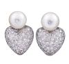 <span class='ref_item'>12 -</span> <span class="object_title">PENDIENTES EN ORO DE 18 KT. PERLAS AUSTRALIANAS Y DIAMANTES</span>  <p><span class="technical_description">Pareja de pendientes realizados en oro de 18 kt. Compuestos en su parte superior por perlas Australianas cultivadas calibradas aprox. 10 mm. van perforadas en el centro y con adorno de diamantes en talla brillante engastados en chatón. La parte inferior con forma de corazón está cuajada por diamantes en talla brillante engastados en grano. Peso total aprox. de todos los diamantes: 4 ct.<br/>Cierre: Omega</span><br>Peso: <span class="PESO_HCES1">16,2</span> <span class="PESOUMED_HCES1">gr.</span><br></p>