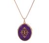 <span class='ref_item'>110 -</span> <span class="object_title">COLGANTE - GUARDAPELO DE AMATISTA CORTADA POR LA MITAD TRANSFORMADA EN RELICARIO EN ORO DE 18 KT. Y CADENA DE METAL CHAPADO EN ORO ROSA</span>  <p><span class="technical_description">Colgante-guardapelo formado por una amatista de peso aprox. 3 ct. cortada por la mitad y transformada en relicario, está realizado en oro de 18 kt. La parte de la amatista frontal está adornada con filigrana en forma de escudo. Apertura a presión. Señales de uso<br/>Cadena veneciana en metal chapado en oro rosa. Cierre: Mosquetón<br/>Medidas colgante-guardapelo: 2,8 x 2,3 cm <br/>Longitud cadena : 45 cm con alargador incluido<br/>Peso total: 17,50 gr (14,60 gr el colgante , 2,9 gr la cadena) </span><br></p>