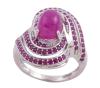 <span class='ref_item'>131 -</span> <span class="object_title">SORTIJA EN PLATA DE LEY 925 CON RUBIES. JOYA EXCLUSIVA MODERNA</span>  <p><span class="technical_description">Sortija realizada en plata de ley 925, con original diseño de ondas cruzadas en su centro un bonito cabujón oval de rubí engastado en garras con peso aprox. 2 ct y adorno de bandas onduladas con rubíes en talla redonda engastados en grano<br/>Ref: 2437<br/>Medida sortija: 15</span><br>Peso: <span class="PESO_HCES1">6,7</span> <span class="PESOUMED_HCES1">gr.</span><br></p>