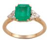 <span class='ref_item'>30 -</span> <span class="object_title">SORTIJA EN ORO DE 18 KT. CON ESMERALDA Y DIAMANTES</span>  <p><span class="technical_description">Sortija realizada en oro de 18 kt. con esmeralda central en su talla rectangular y peso aprox. 1.75 ct., a los lados adorno de diamantes en talla brillante con peso total aprox.0.18 ct.<br/>Medida sortija: 12</span><br>Peso: <span class="PESO_HCES1">3,4</span> <span class="PESOUMED_HCES1">gr.</span><br></p>