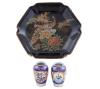 <span class='ref_item'>99 -</span> <span class="description">LOTE DE PLATO DECORATIVO Y DOS PEQUEÑOS JARRONES EN CERÁMICA EN CERÁMICA JAPONESA. (S.XX) </span>  <p><span class="description">Plato decorativo en porcelana japonesa con forma hexagonal. La pieza presenta un diseño en el que destacan dos pavos reales y peonías pintado a mano sobre un fondo negro con detalles dorados. Con detalles de filigrana dorada en los bordes. Con sello distintivo en el reverso y soporte metálico para colgarlo en la pared. Medida: 19cm diámetro.<br>Pareja de pequeños jarrones realizados en porcelana japonesa policromada con decoración pintada a mano que presentan un vibrante esmalte azul, detalles dorados y escenas tradicionales de paisajes y grullas. Con sellos de fabricación en la base. Medidas: 8cm x 5cm</span></p>
