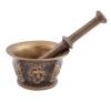 <span class='ref_item'>86 -</span> <span class="object_title">ALMIREZ EN BRONCE DORADO REPUJADO</span>   <p><span class="technical_description">Almirez con mano realizados en bronce dorado. Cuerpo decorado con detalles repujados y mano con decoración circular. Presenta un agujero en la parte superior de la mano.<br/>Medidas almirez: 7cm de altura x 12cm de diámetro<br/>Peso total del conjunto: 1832.4gr</span><br></p>