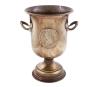 <span class='ref_item'>75 -</span> <span class="object_title">ENFRIADOR DE VINO O CHAMPÁN</span>   <p><span class="technical_description">Enfriador de vino o champán realizado en metal dorado. Cuenta con dos asas laterales detalladas. Está decorado con dos réplicas metálicas: Una incorpora el diseño del anverso de una moneda francesa antigua, concretamente un Écu de plata de la época del rey Luis XVI y la otra incorpora el diseño del reverso de esa misma moneda.<br/>Medidas: 29.5 cm altura.</span><br></p>