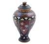 <span class='ref_item'>84 -</span> <span class="object_title">JARRÓN PEQUEÑO O TARRO JAPONÉS VINTAGE EN CLOISONNÉ DEL PERIODO MEIJI (1868-1912)</span>   <p><span class="technical_description">Jarrón vintage con tapa, realizado mediante la técnica de esmalte cloisonné sobre bronce. El diseño presenta motivos florales y figuras de mariposas y aves dispuestos en modo de compartimentos en el cuerpo. La tapa se remata en forma de flor.<br/>Medidas: 16.5cm</span><br></p>